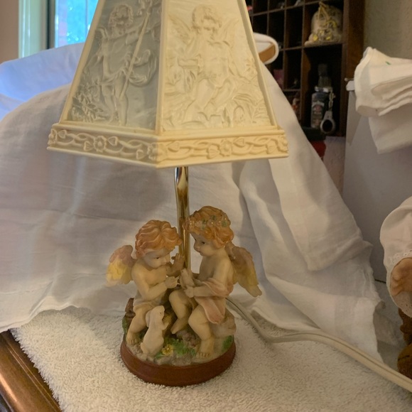Vintage Night Light with two Angels and a Lithophone Lamp Shade. - Picture 2 of 4